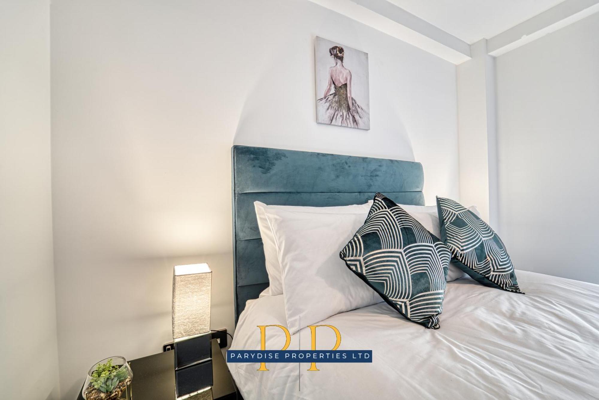 The Middlewood Plaza Suite - By Parydise Properties - Business Or Leisure Stays, Central Location, Sleeps 4, Salford Manchester Bagian luar foto