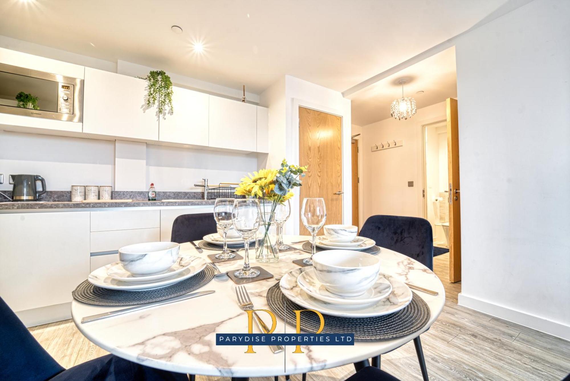 The Middlewood Plaza Suite - By Parydise Properties - Business Or Leisure Stays, Central Location, Sleeps 4, Salford Manchester Bagian luar foto