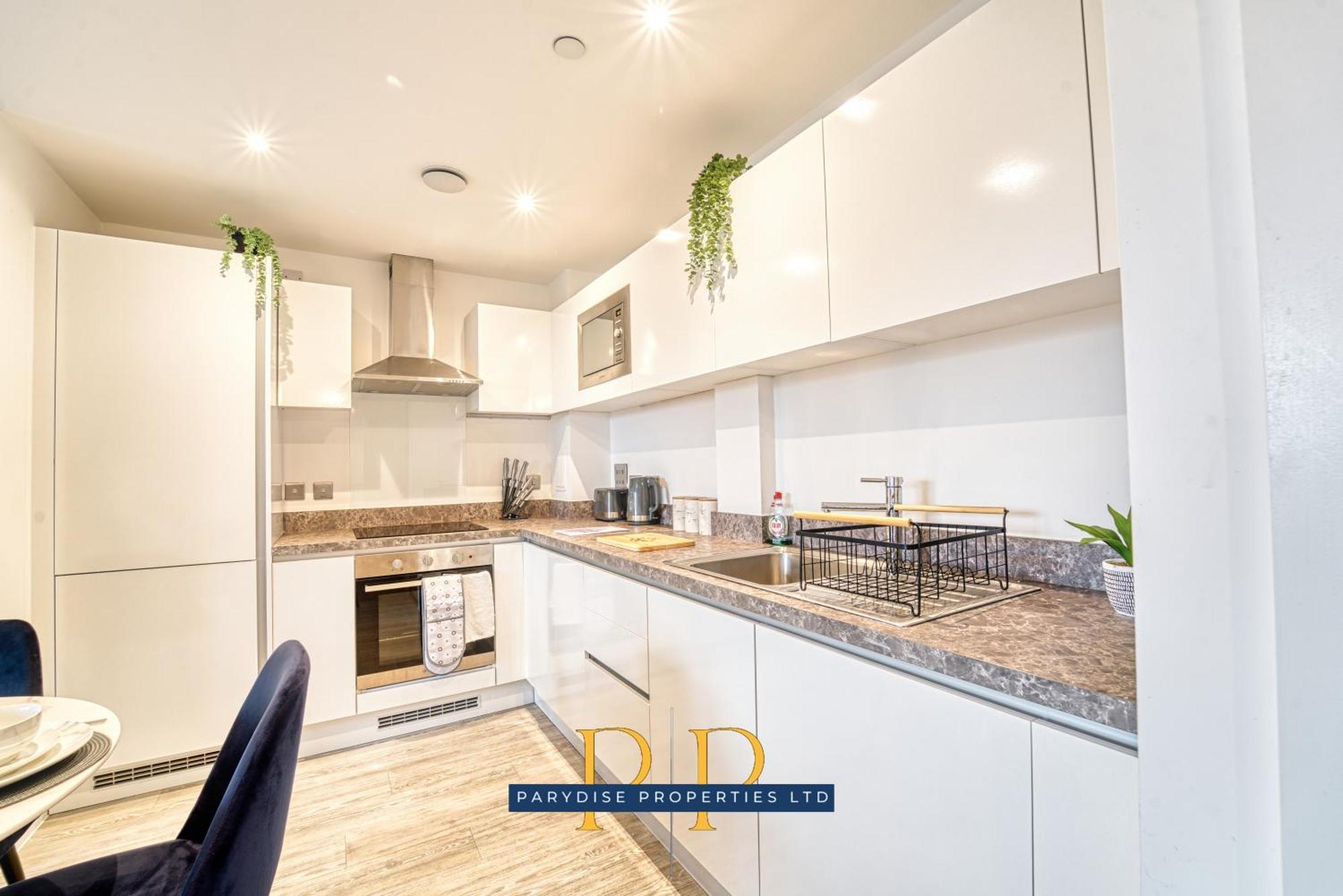 The Middlewood Plaza Suite - By Parydise Properties - Business Or Leisure Stays, Central Location, Sleeps 4, Salford Manchester Bagian luar foto