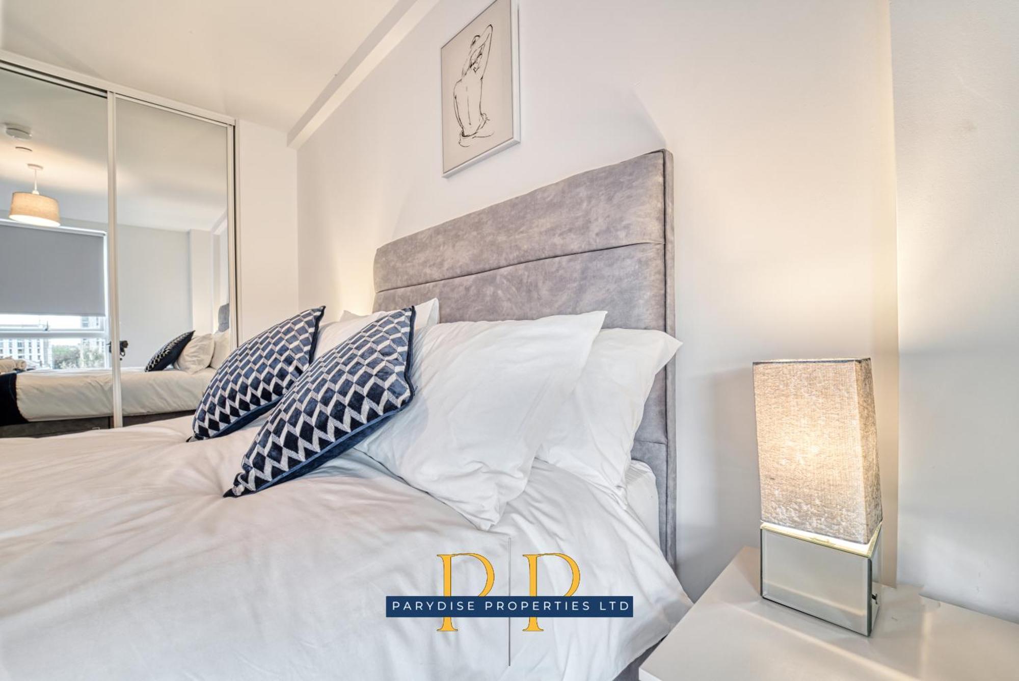 The Middlewood Plaza Suite - By Parydise Properties - Business Or Leisure Stays, Central Location, Sleeps 4, Salford Manchester Bagian luar foto