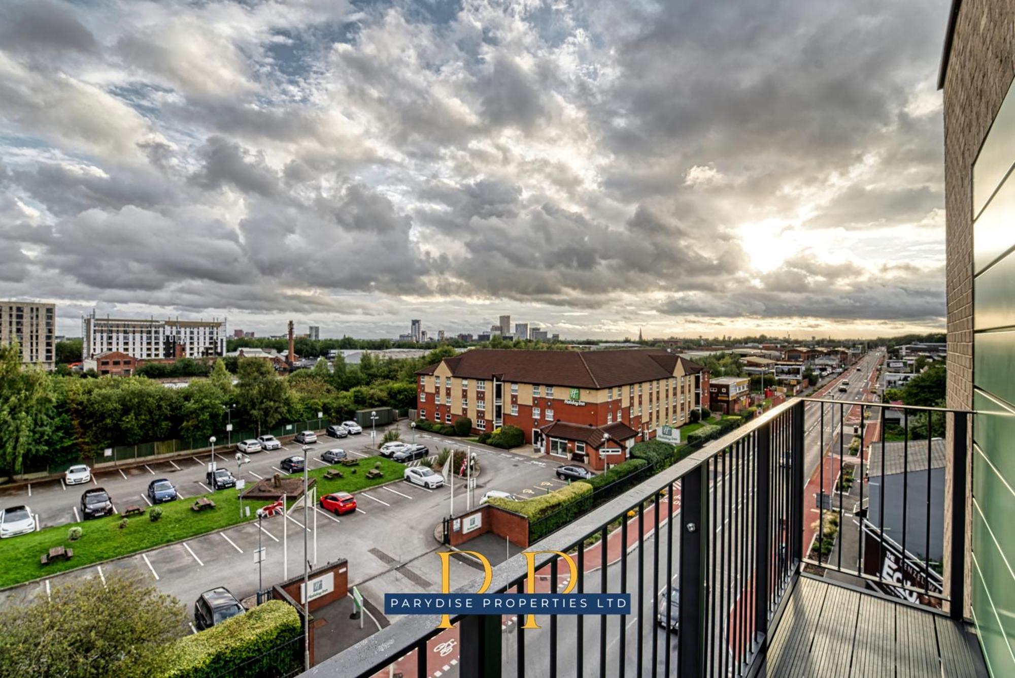 The Middlewood Plaza Suite - By Parydise Properties - Business Or Leisure Stays, Central Location, Sleeps 4, Salford Manchester Bagian luar foto