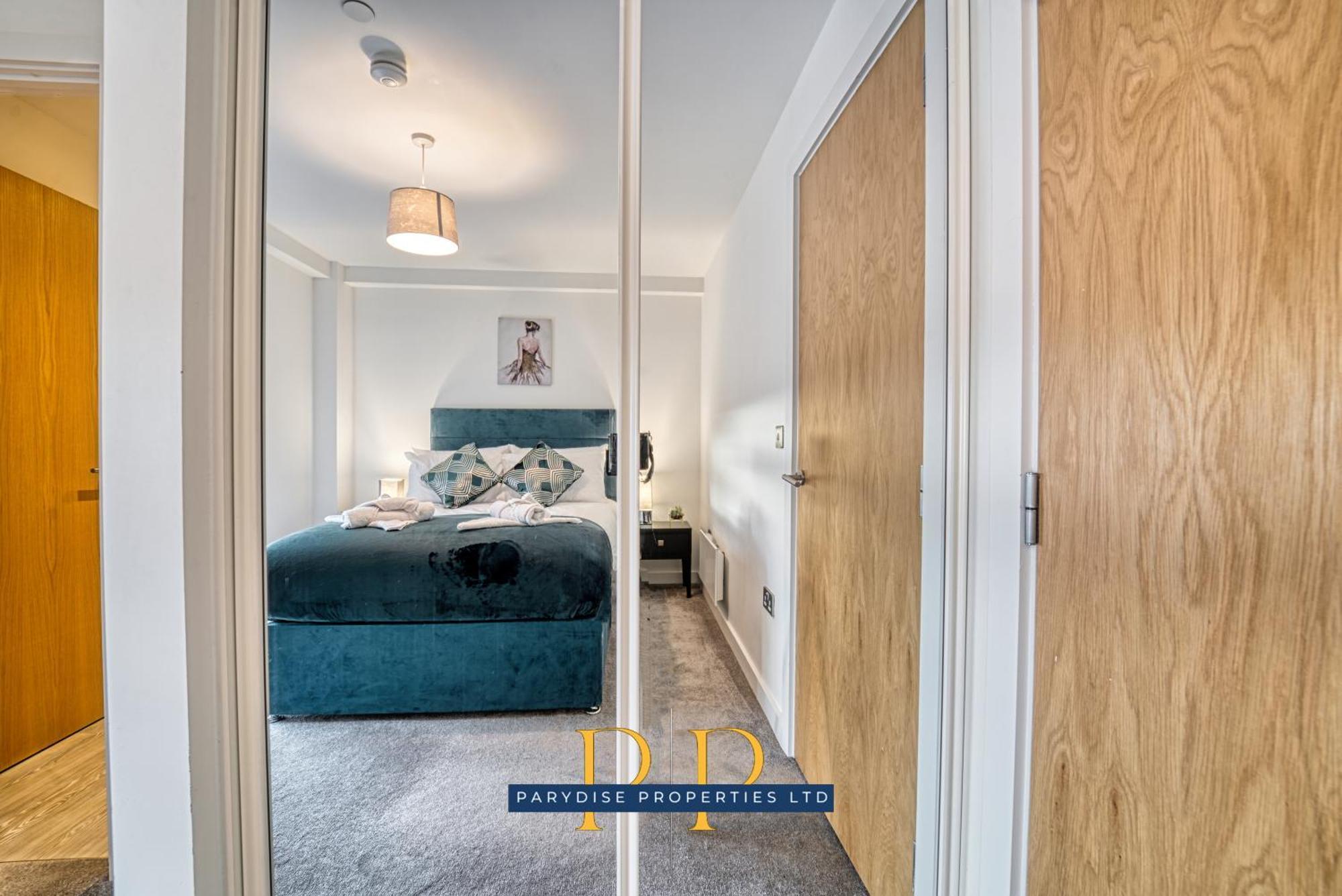 The Middlewood Plaza Suite - By Parydise Properties - Business Or Leisure Stays, Central Location, Sleeps 4, Salford Manchester Bagian luar foto
