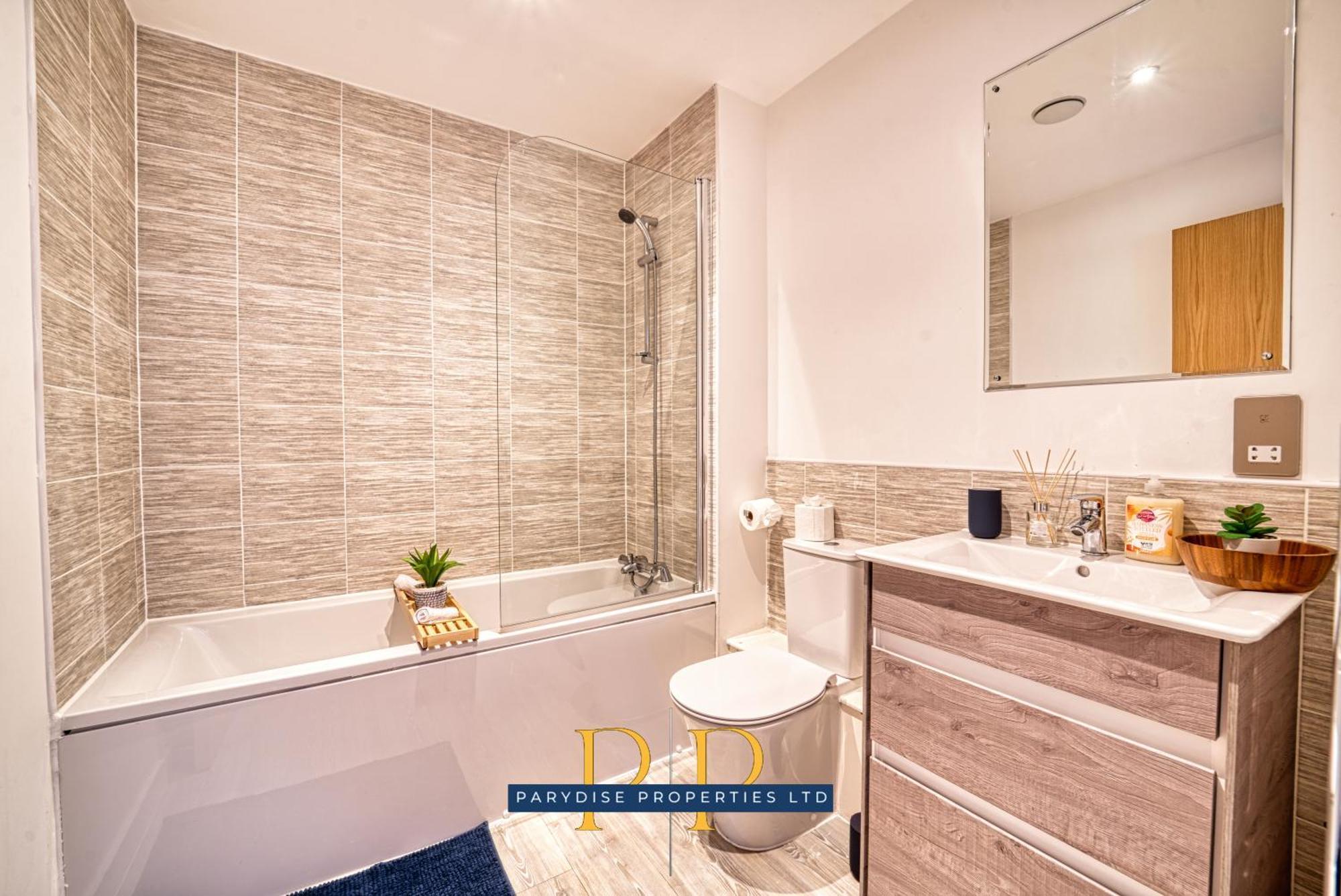 The Middlewood Plaza Suite - By Parydise Properties - Business Or Leisure Stays, Central Location, Sleeps 4, Salford Manchester Bagian luar foto