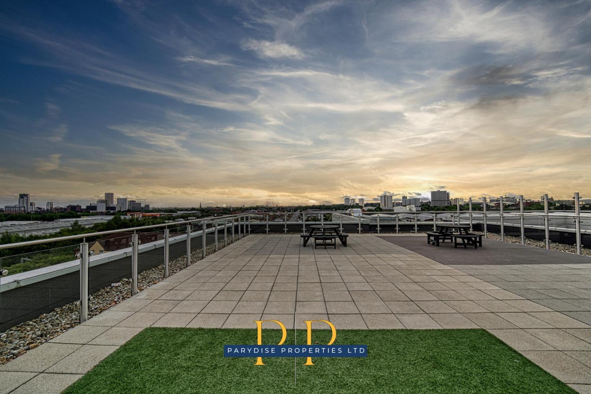 The Middlewood Plaza Suite - By Parydise Properties - Business Or Leisure Stays, Central Location, Sleeps 4, Salford Manchester Bagian luar foto