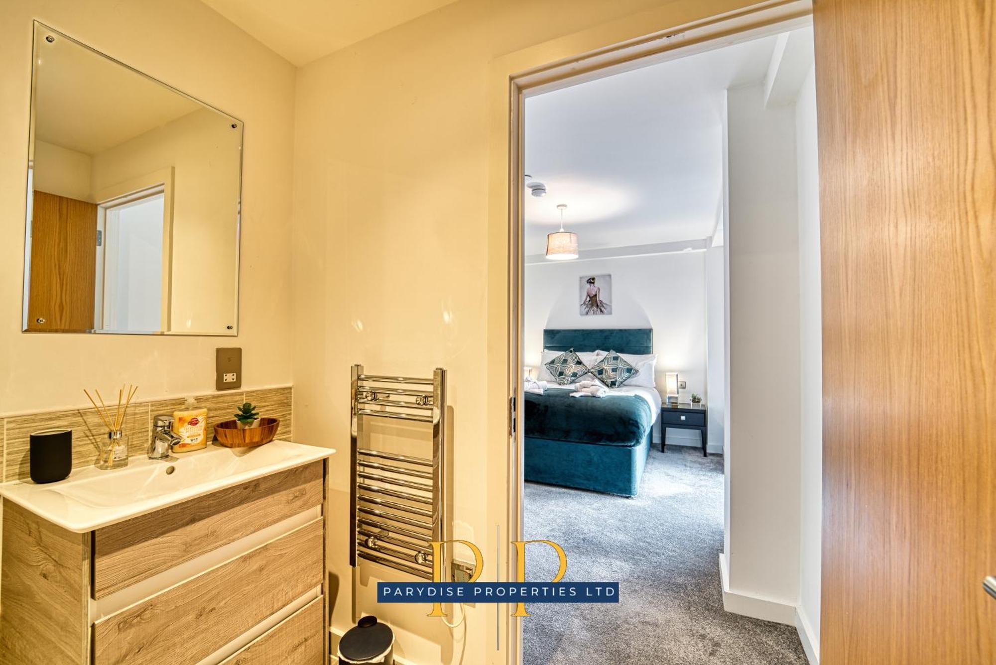 The Middlewood Plaza Suite - By Parydise Properties - Business Or Leisure Stays, Central Location, Sleeps 4, Salford Manchester Bagian luar foto