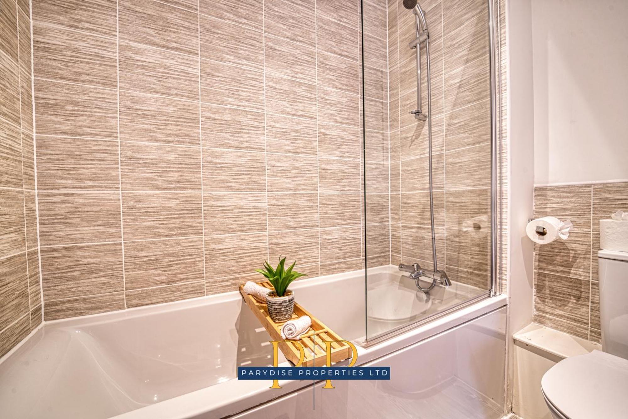 The Middlewood Plaza Suite - By Parydise Properties - Business Or Leisure Stays, Central Location, Sleeps 4, Salford Manchester Bagian luar foto